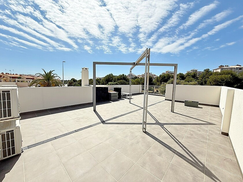 For sale - 3 Bedroom 2 Bathroom House - Detached Villa in Orihuela - La Zenia  - Alicante