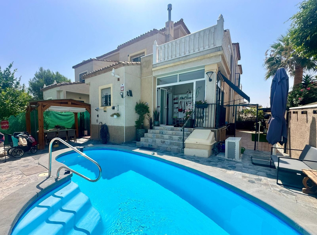 For sale - 3 Bedroom 2 Bathroom House - Detached Villa in Algorfa - Algorfa Centro  - Alicante