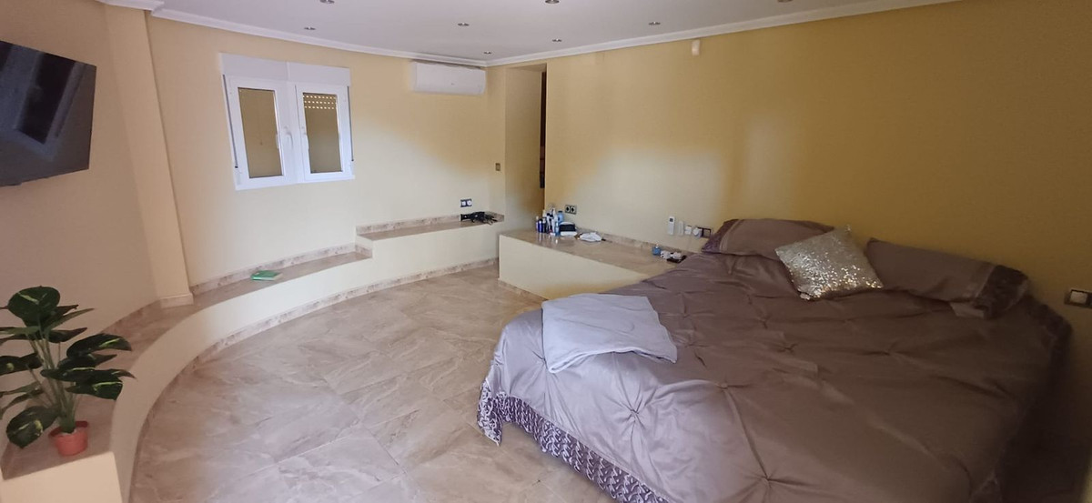 For sale - 5 Bedroom 4 Bathroom House - Detached Villa in Algorfa - Algorfa Centro  - Alicante
