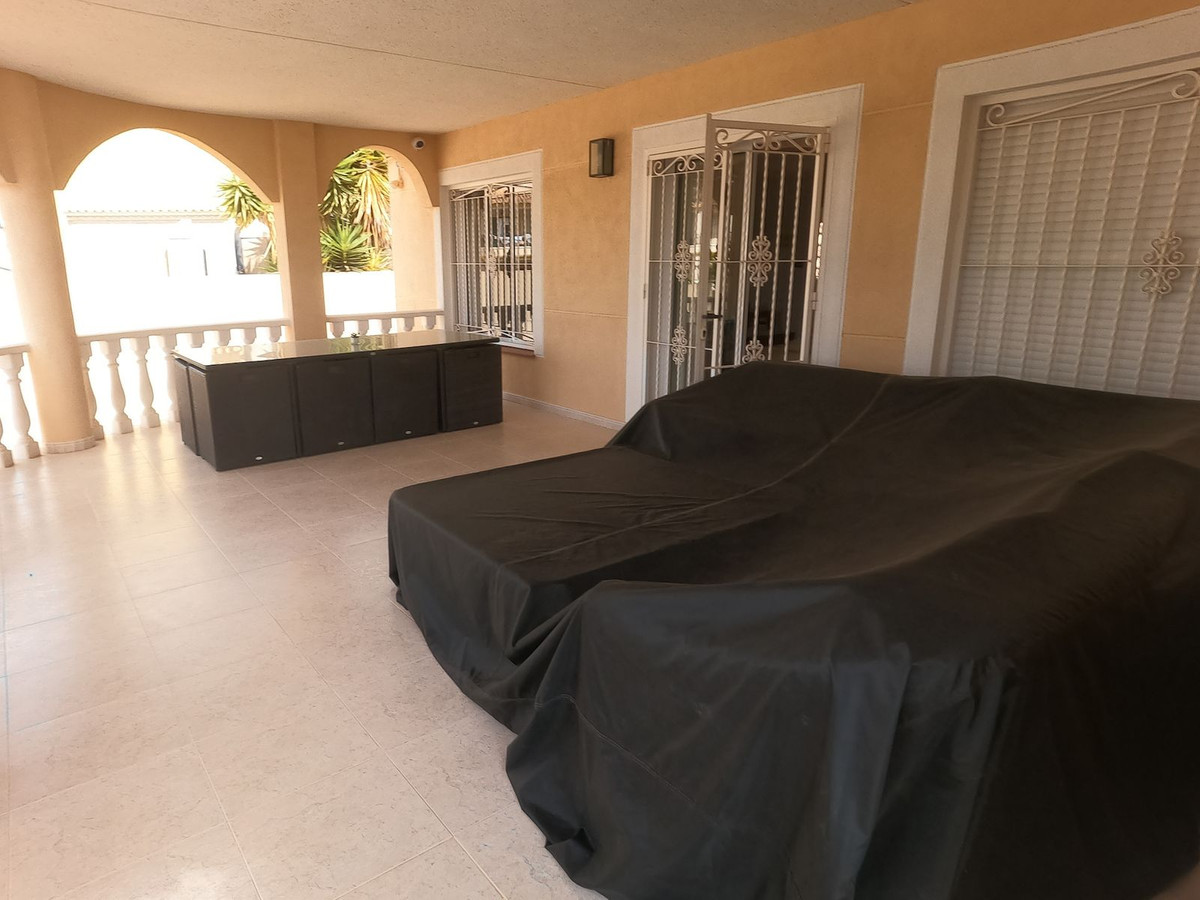 For sale - 5 Bedroom 4 Bathroom House - Detached Villa in Algorfa - Algorfa Centro  - Alicante