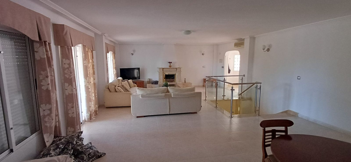 For sale - 5 Bedroom 4 Bathroom House - Detached Villa in Algorfa - Algorfa Centro  - Alicante