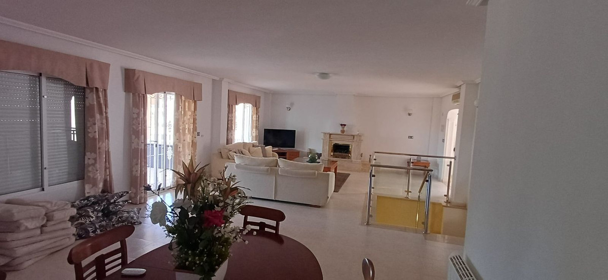 For sale - 5 Bedroom 4 Bathroom House - Detached Villa in Algorfa - Algorfa Centro  - Alicante