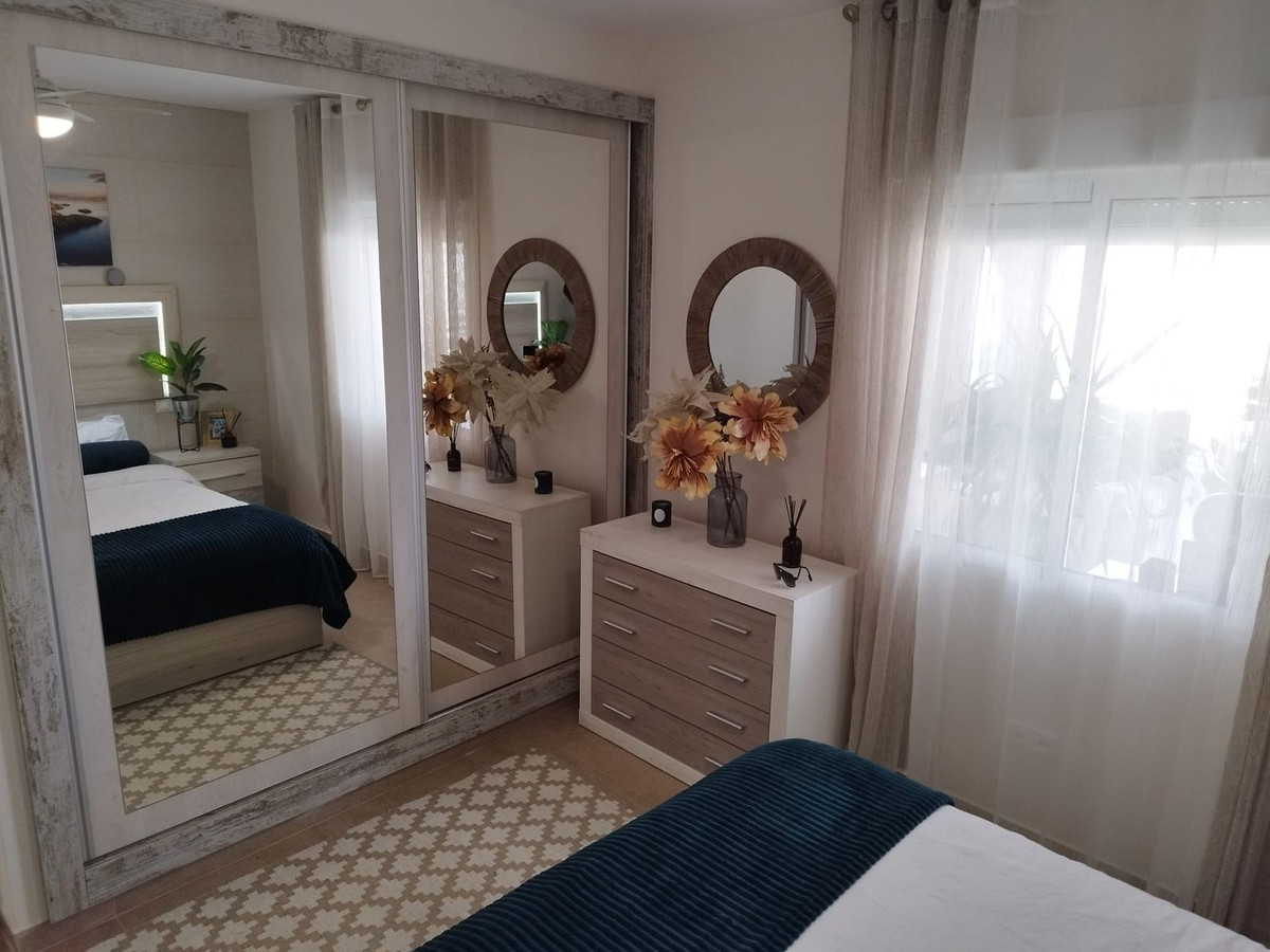 For sale - 5 Bedroom 3 Bathroom House - Detached Villa in Torrevieja - Torrevieja Centro  - Alicante