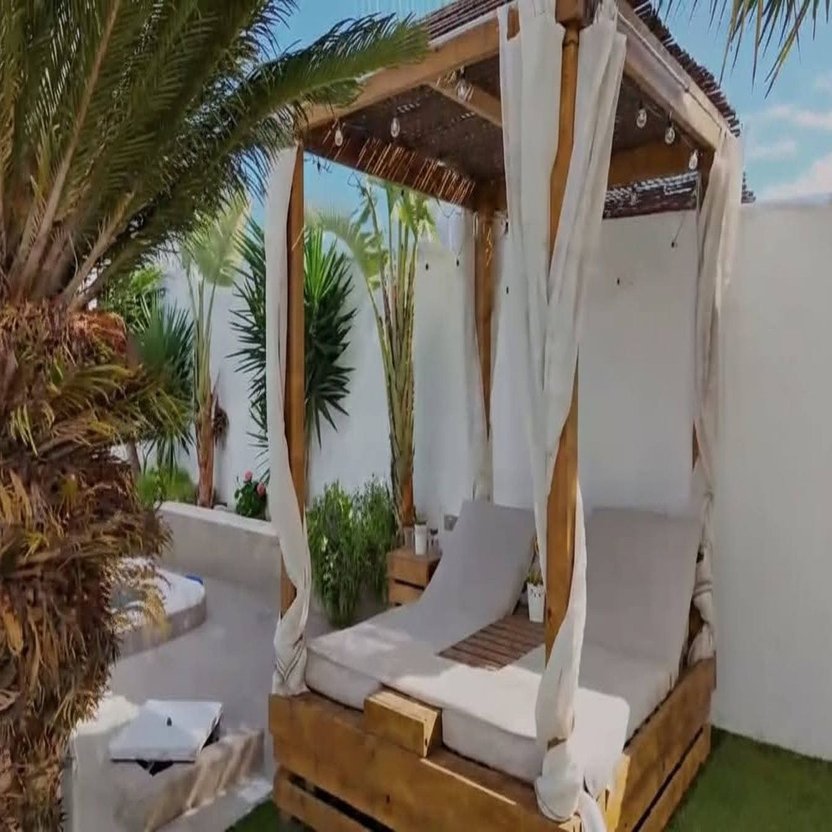 For sale - 5 Bedroom 3 Bathroom House - Detached Villa in Torrevieja - Torrevieja Centro  - Alicante