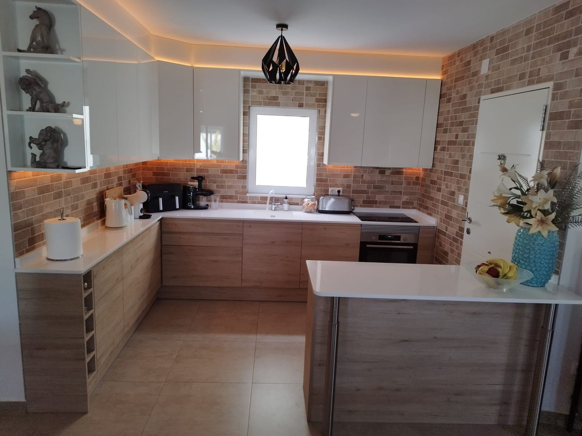 For sale - 5 Bedroom 3 Bathroom House - Detached Villa in Torrevieja - Torrevieja Centro  - Alicante