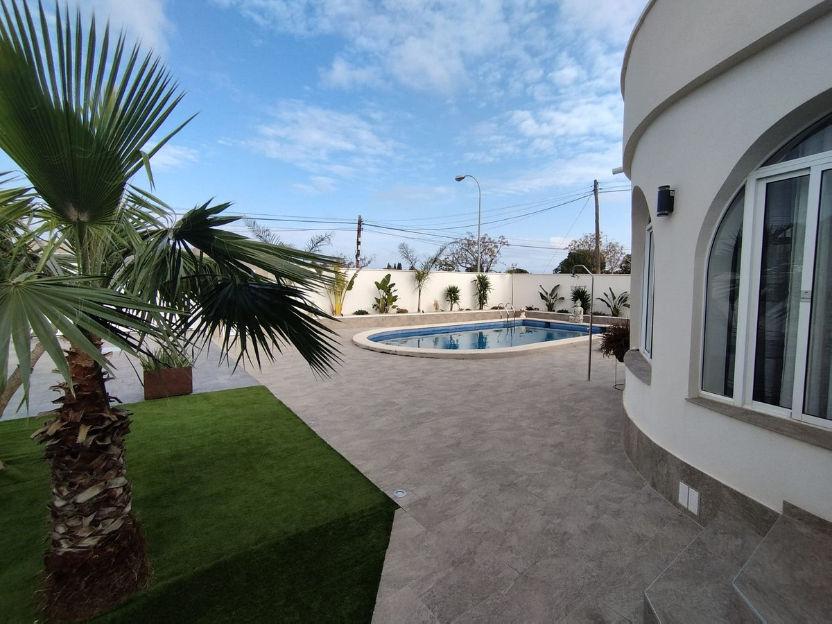 For sale - 5 Bedroom 3 Bathroom House - Detached Villa in Torrevieja - Torrevieja Centro  - Alicante