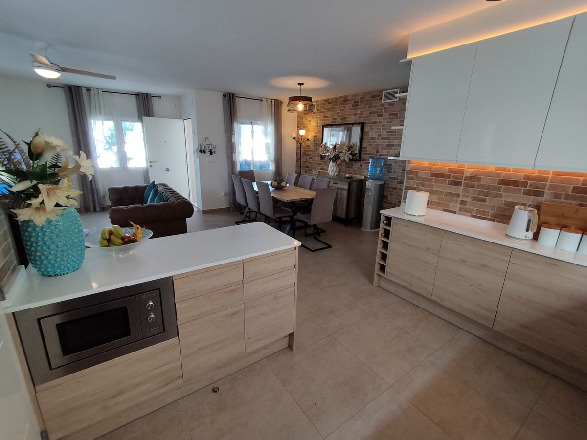 For sale - 5 Bedroom 3 Bathroom House - Detached Villa in Torrevieja - Torrevieja Centro  - Alicante