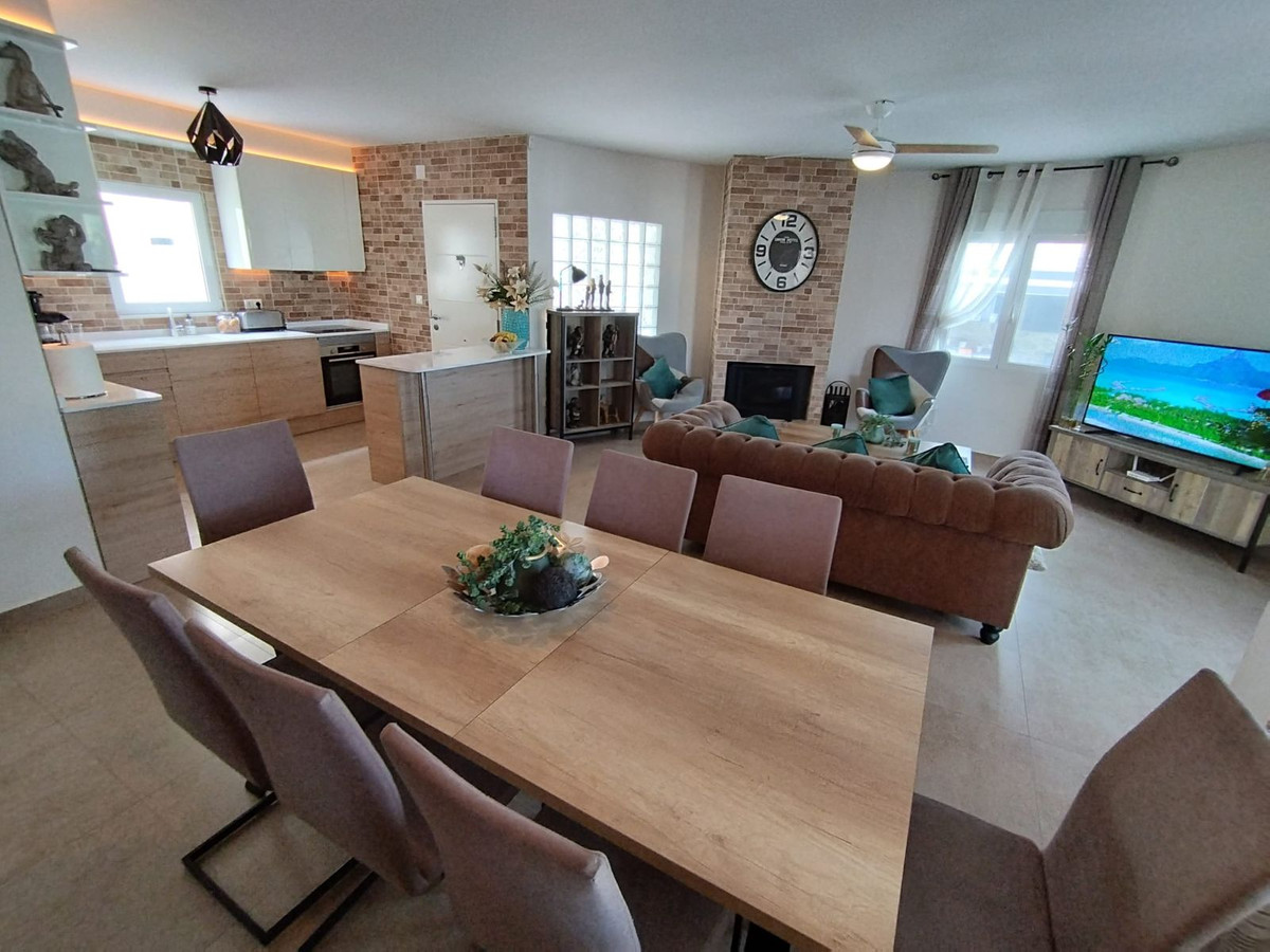 For sale - 5 Bedroom 3 Bathroom House - Detached Villa in Torrevieja - Torrevieja Centro  - Alicante