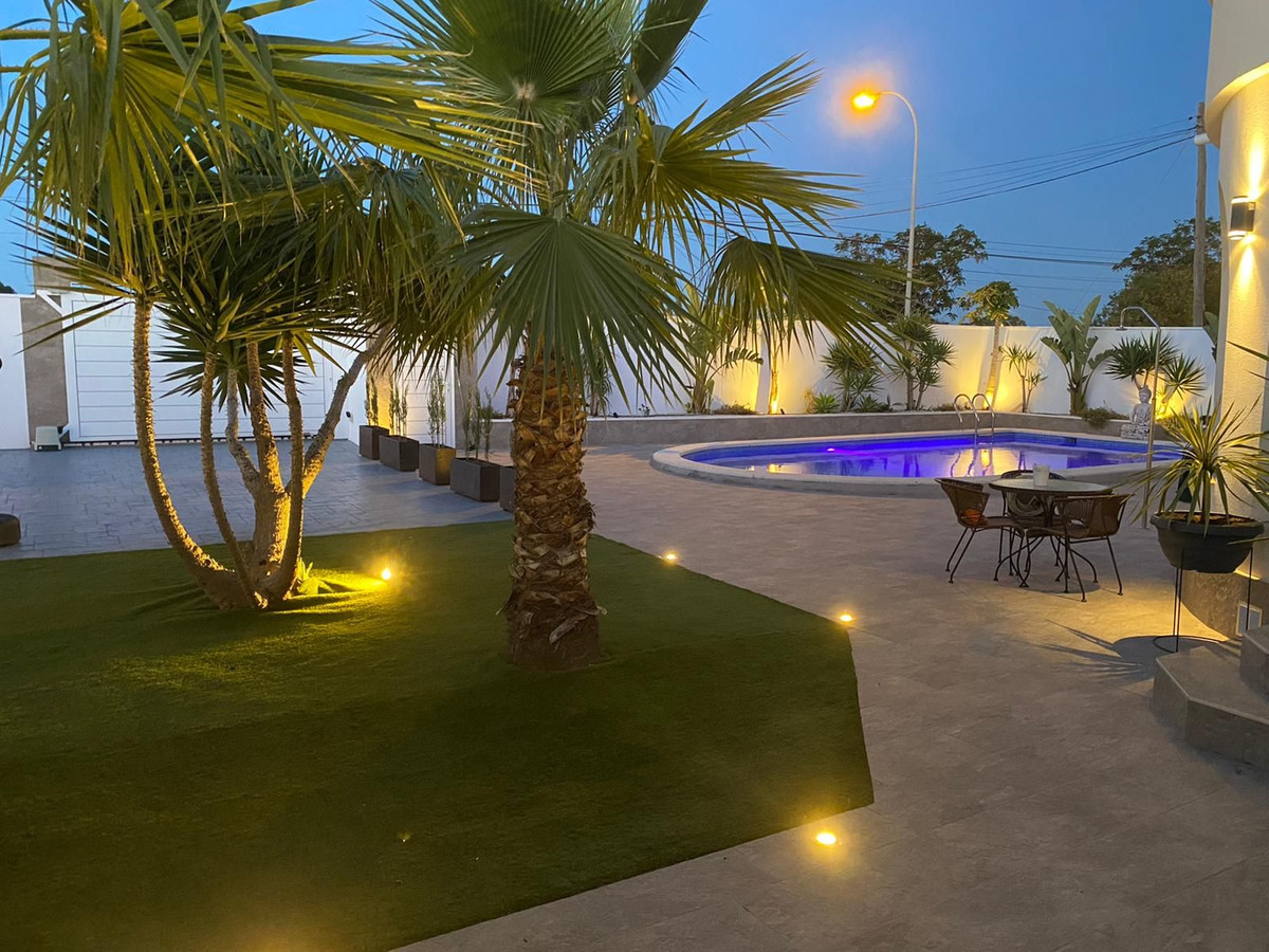 For sale - 5 Bedroom 3 Bathroom House - Detached Villa in Torrevieja - Torrevieja Centro  - Alicante