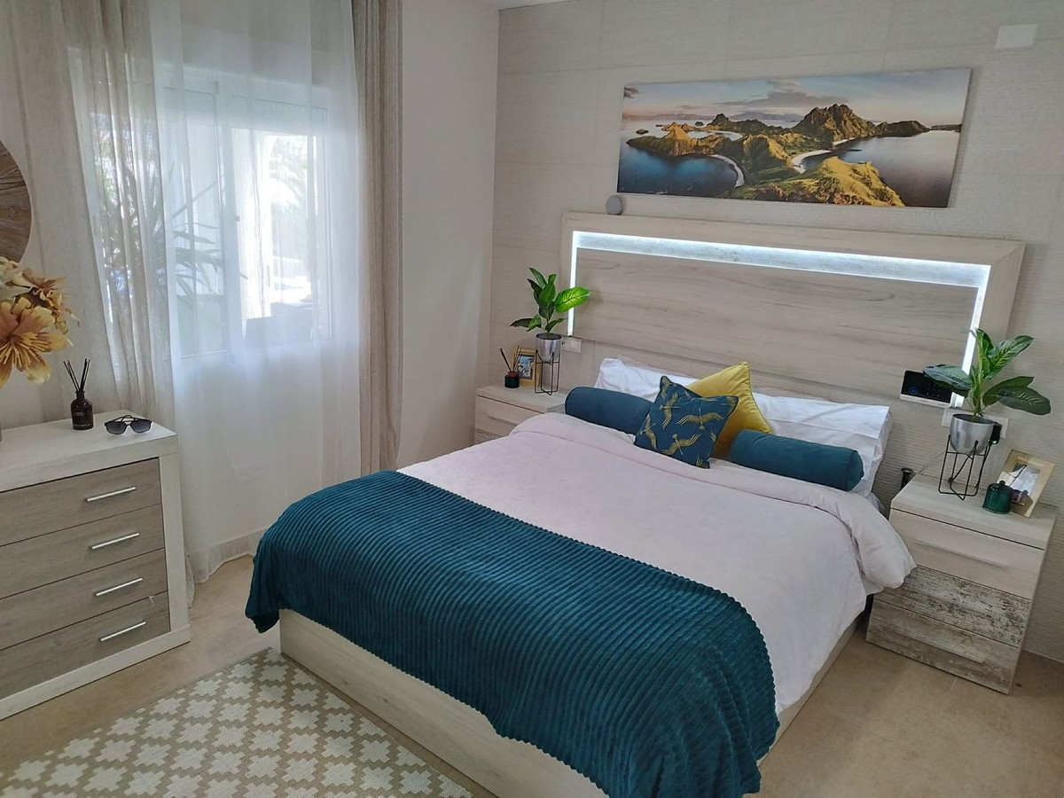 For sale - 5 Bedroom 3 Bathroom House - Detached Villa in Torrevieja - Torrevieja Centro  - Alicante