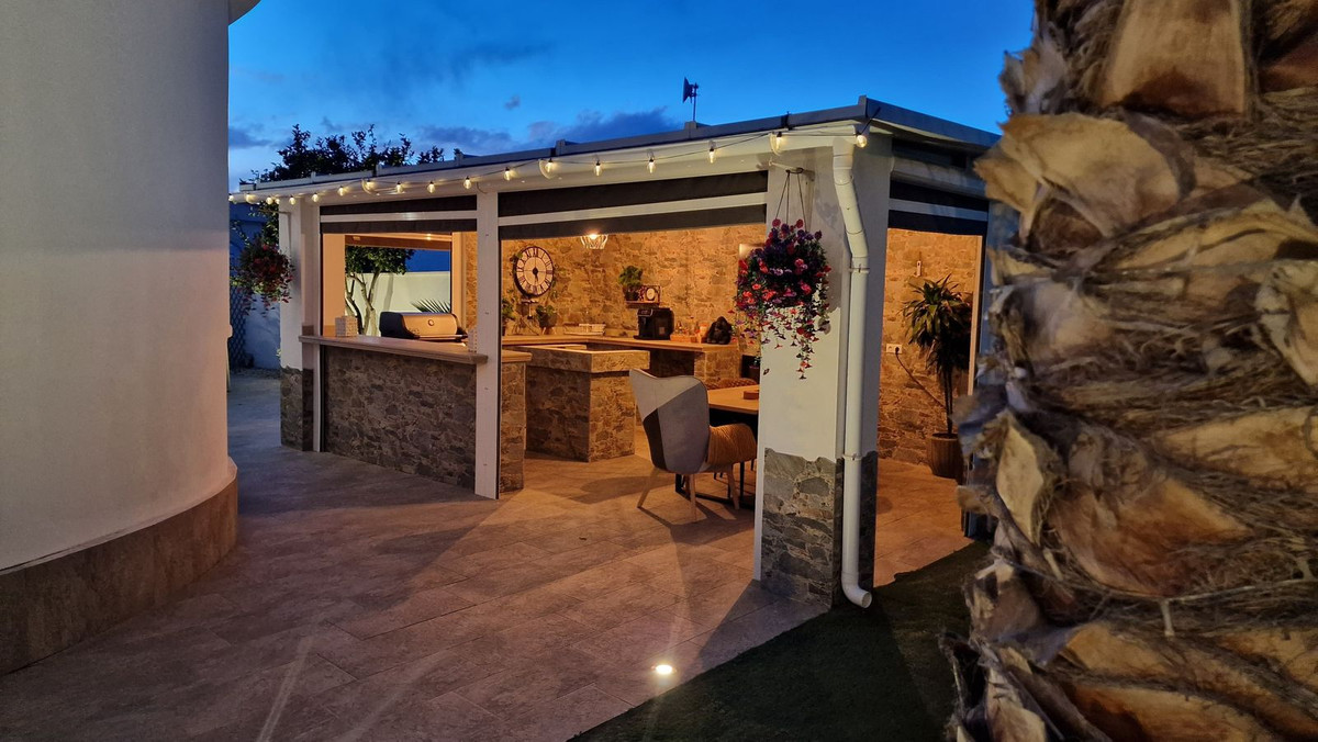 For sale - 5 Bedroom 3 Bathroom House - Detached Villa in Torrevieja - Torrevieja Centro  - Alicante