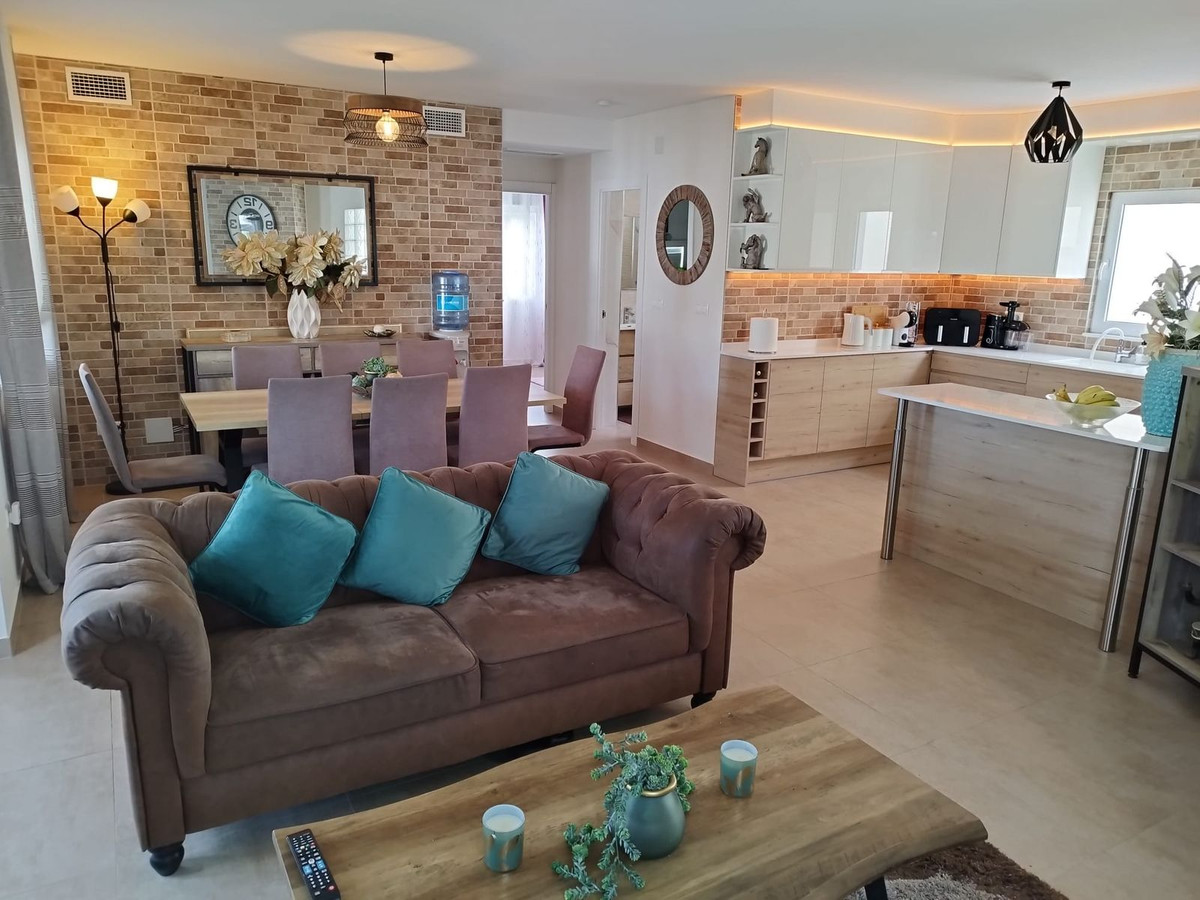 For sale - 5 Bedroom 3 Bathroom House - Detached Villa in Torrevieja - Torrevieja Centro  - Alicante