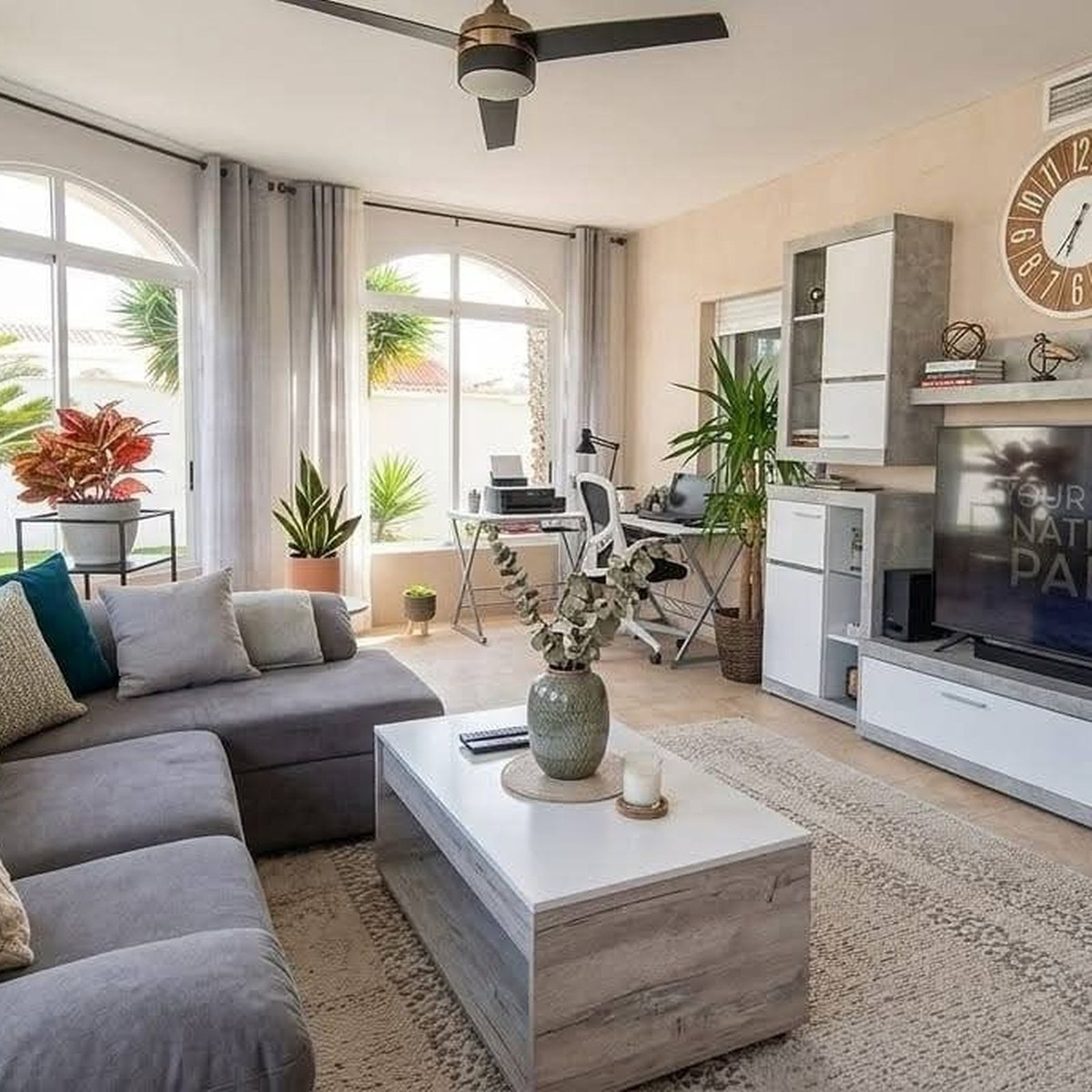 For sale - 5 Bedroom 3 Bathroom House - Detached Villa in Torrevieja - Torrevieja Centro  - Alicante