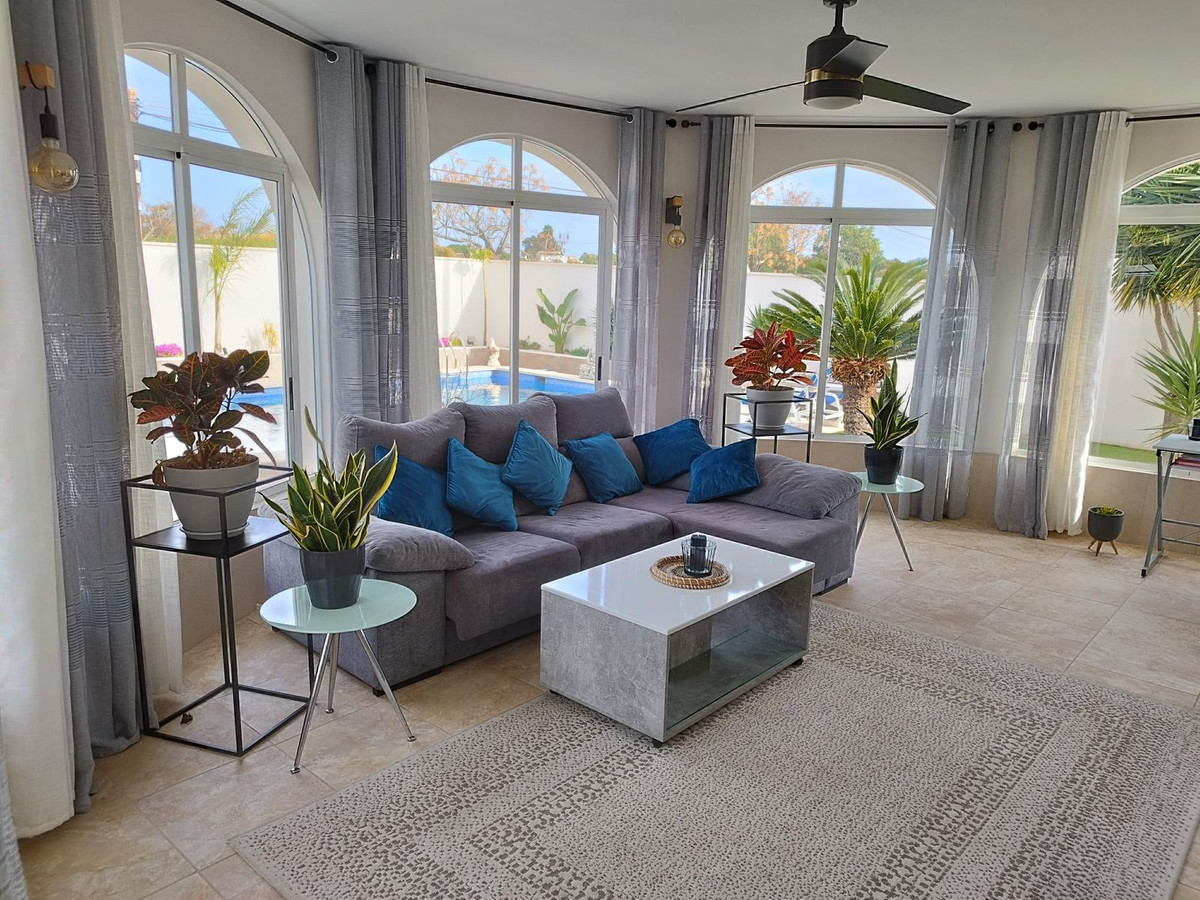 For sale - 5 Bedroom 3 Bathroom House - Detached Villa in Torrevieja - Torrevieja Centro  - Alicante