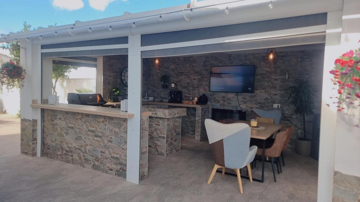 For sale - 5 Bedroom 3 Bathroom House - Detached Villa in Torrevieja - Torrevieja Centro  - Alicante