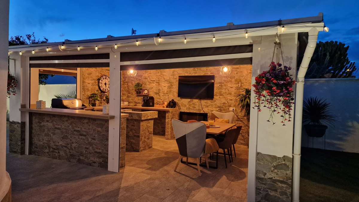 For sale - 5 Bedroom 3 Bathroom House - Detached Villa in Torrevieja - Torrevieja Centro  - Alicante