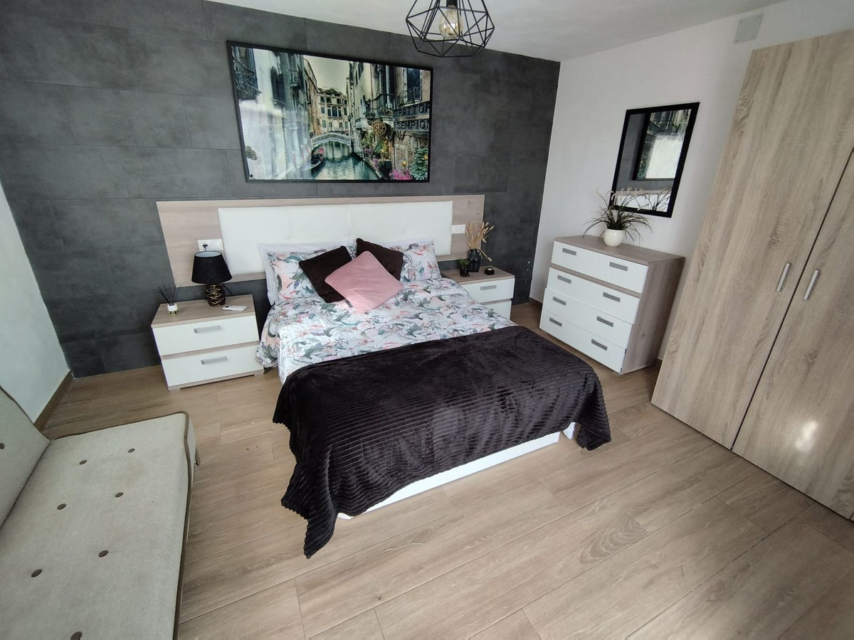 For sale - 5 Bedroom 3 Bathroom House - Detached Villa in Torrevieja - Torrevieja Centro  - Alicante