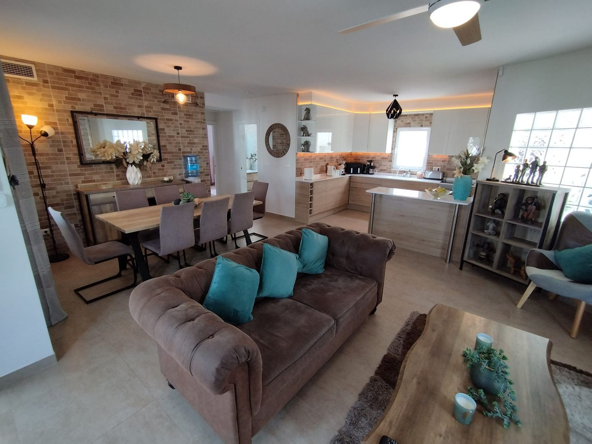 For sale - 5 Bedroom 3 Bathroom House - Detached Villa in Torrevieja - Torrevieja Centro  - Alicante
