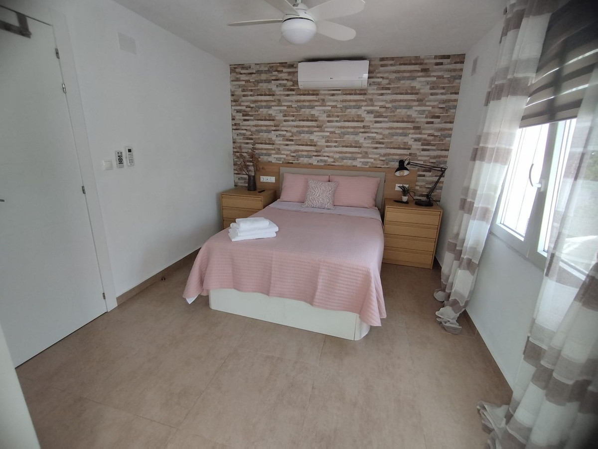 For sale - 5 Bedroom 3 Bathroom House - Detached Villa in Torrevieja - Torrevieja Centro  - Alicante