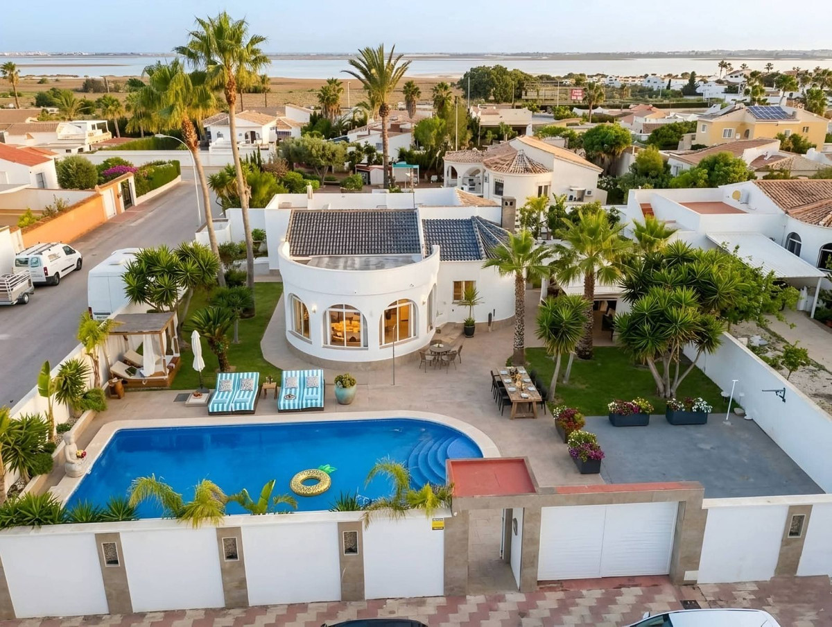 For sale - 5 Bedroom 3 Bathroom House - Detached Villa in Torrevieja - Torrevieja Centro  - Alicante
