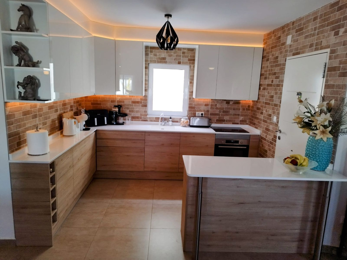 For sale - 5 Bedroom 3 Bathroom House - Detached Villa in Torrevieja - Torrevieja Centro  - Alicante