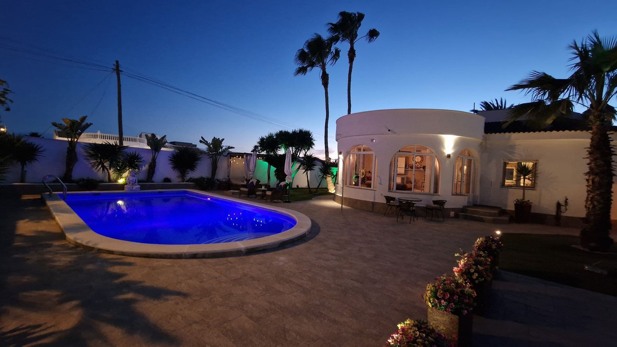 For sale - 5 Bedroom 3 Bathroom House - Detached Villa in Torrevieja - Torrevieja Centro  - Alicante