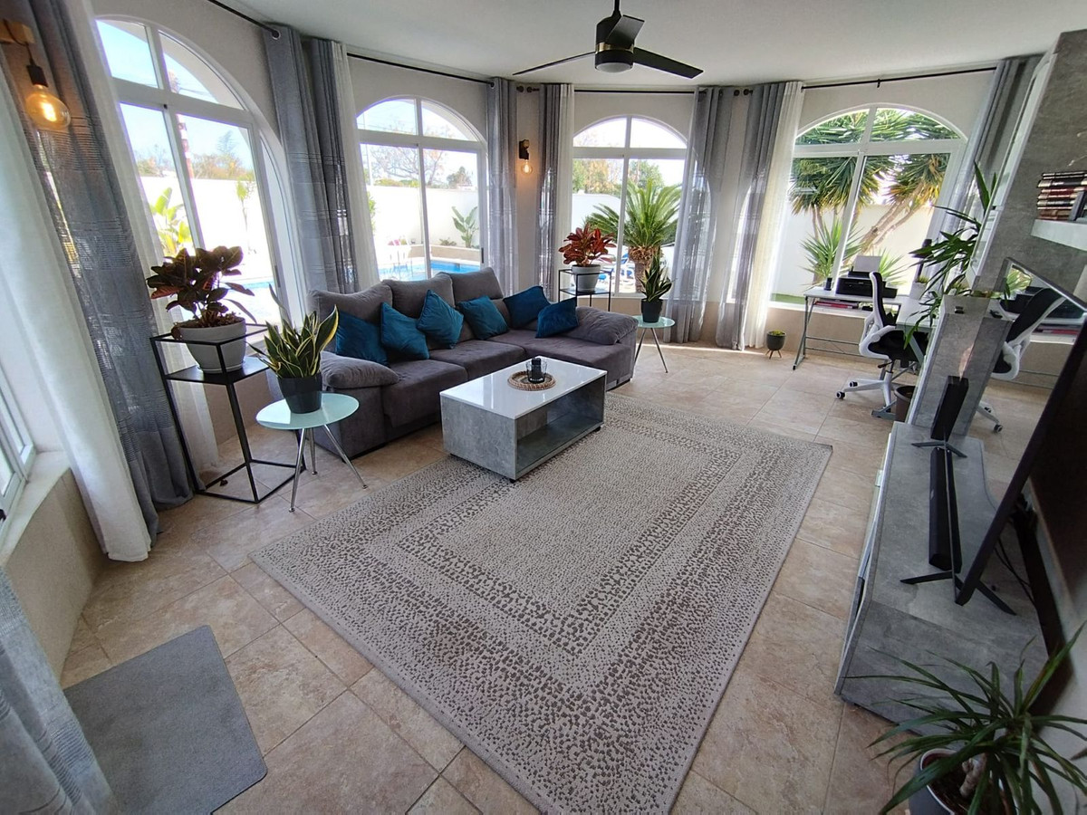 For sale - 5 Bedroom 3 Bathroom House - Detached Villa in Torrevieja - Torrevieja Centro  - Alicante