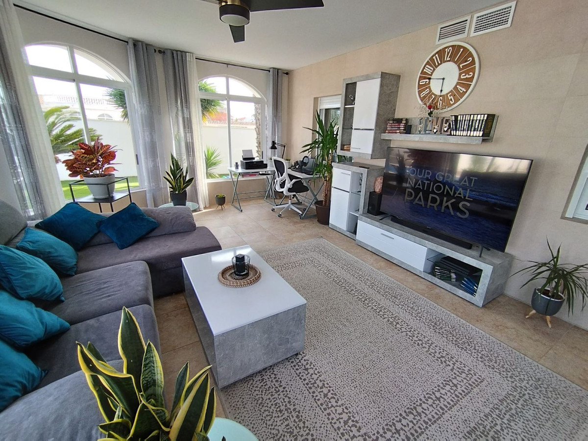 For sale - 5 Bedroom 3 Bathroom House - Detached Villa in Torrevieja - Torrevieja Centro  - Alicante