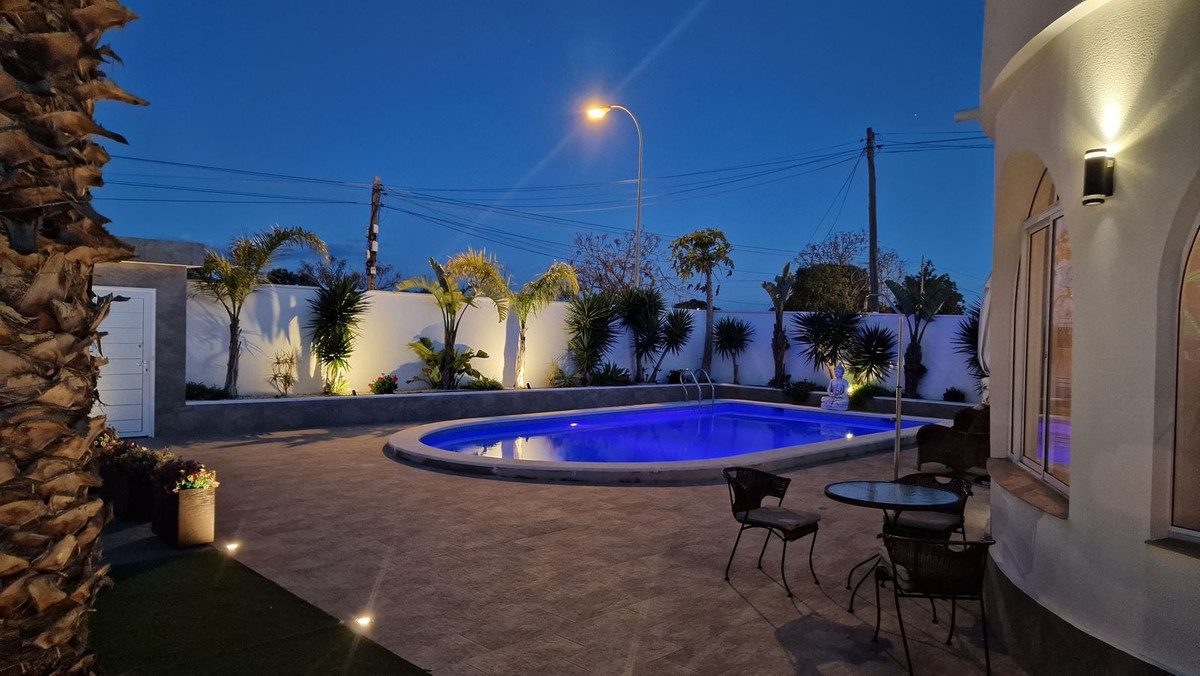 For sale - 5 Bedroom 3 Bathroom House - Detached Villa in Torrevieja - Torrevieja Centro  - Alicante