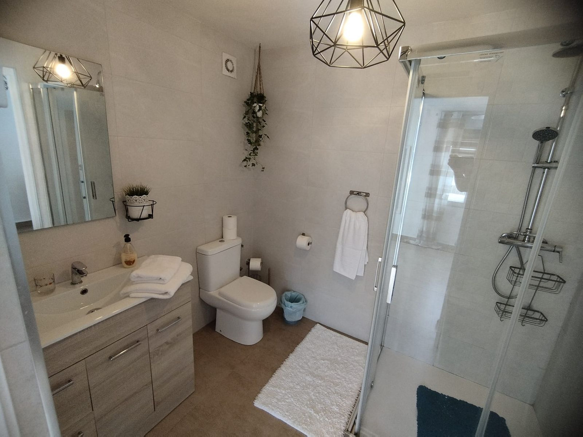 For sale - 5 Bedroom 3 Bathroom House - Detached Villa in Torrevieja - Torrevieja Centro  - Alicante