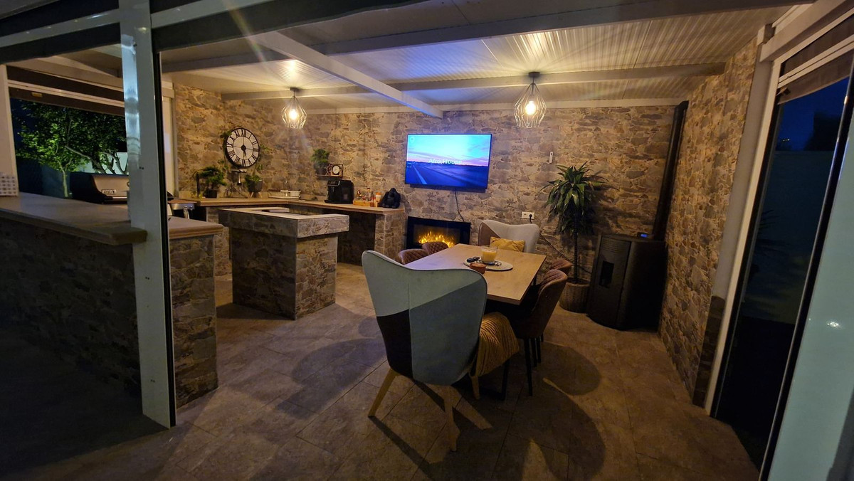 For sale - 5 Bedroom 3 Bathroom House - Detached Villa in Torrevieja - Torrevieja Centro  - Alicante