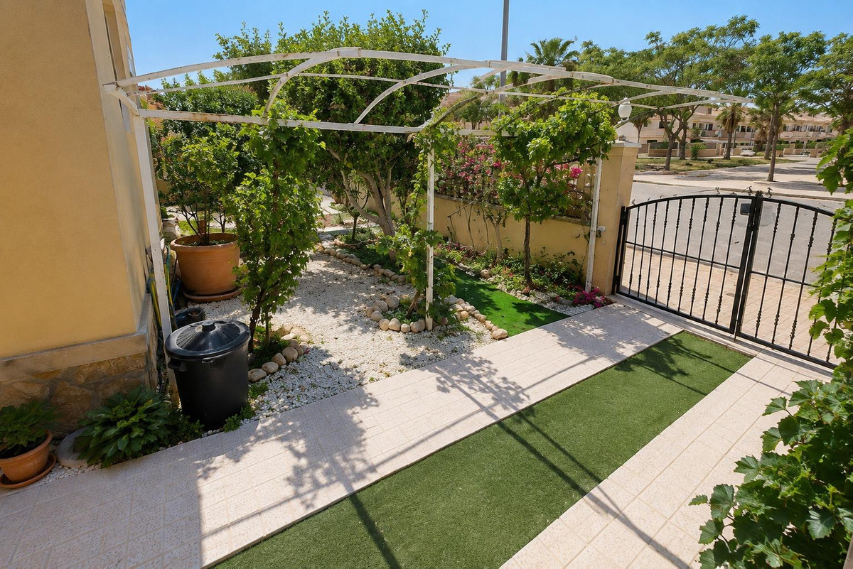 For sale - 2 Bedroom 2 Bathroom Apartment - Ground Floor Apartment in Orihuela - Lomas de Cabo Roig  - Alicante