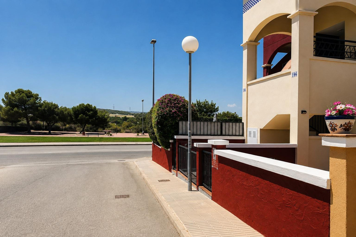 For sale - 2 Bedroom 2 Bathroom House - Bungalow in Orihuela - Los Altos  - Alicante