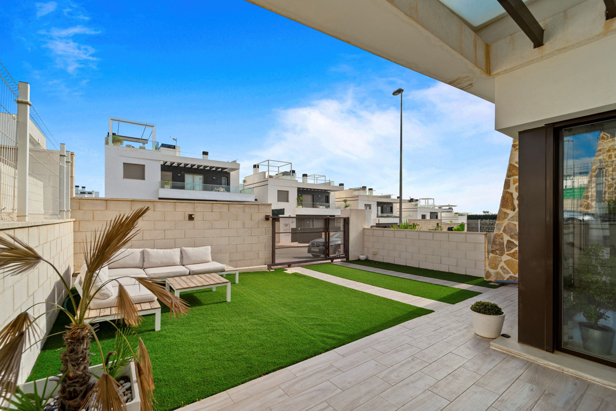 For sale - 2 Bedroom 2 Bathroom House - Townhouse in Orihuela - Villamartin  - Alicante