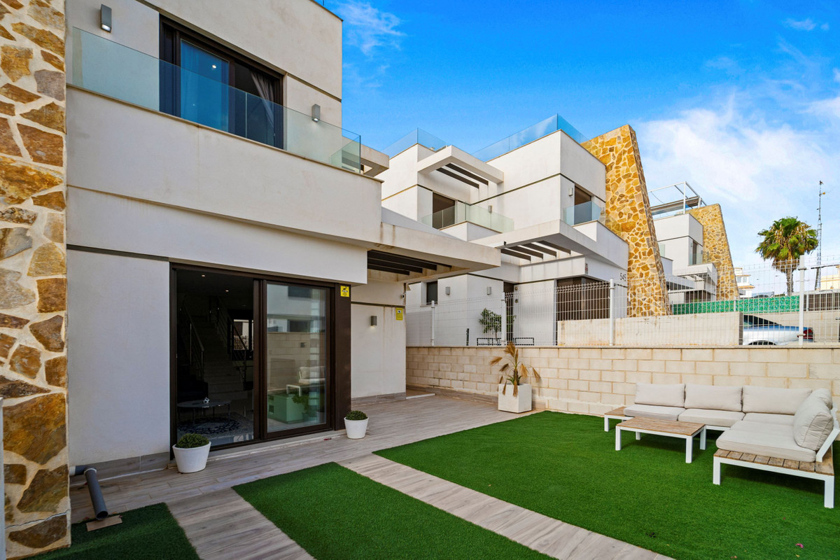 For sale - 2 Bedroom 2 Bathroom House - Townhouse in Orihuela - Villamartin  - Alicante