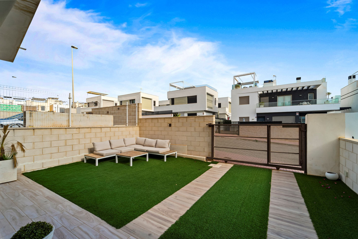 For sale - 2 Bedroom 2 Bathroom House - Townhouse in Orihuela - Villamartin  - Alicante