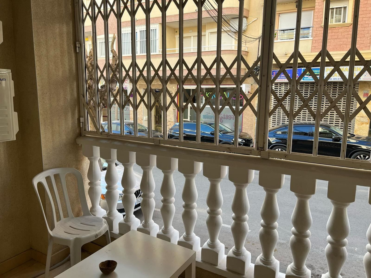 For sale - 2 Bedroom 2 Bathroom Apartment - Middle Floor Apartment in Torrevieja - Torrevieja Centro  - Alicante