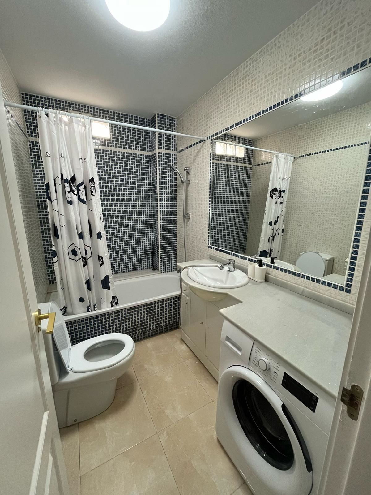 For sale - 2 Bedroom 2 Bathroom Apartment - Middle Floor Apartment in Torrevieja - Torrevieja Centro  - Alicante