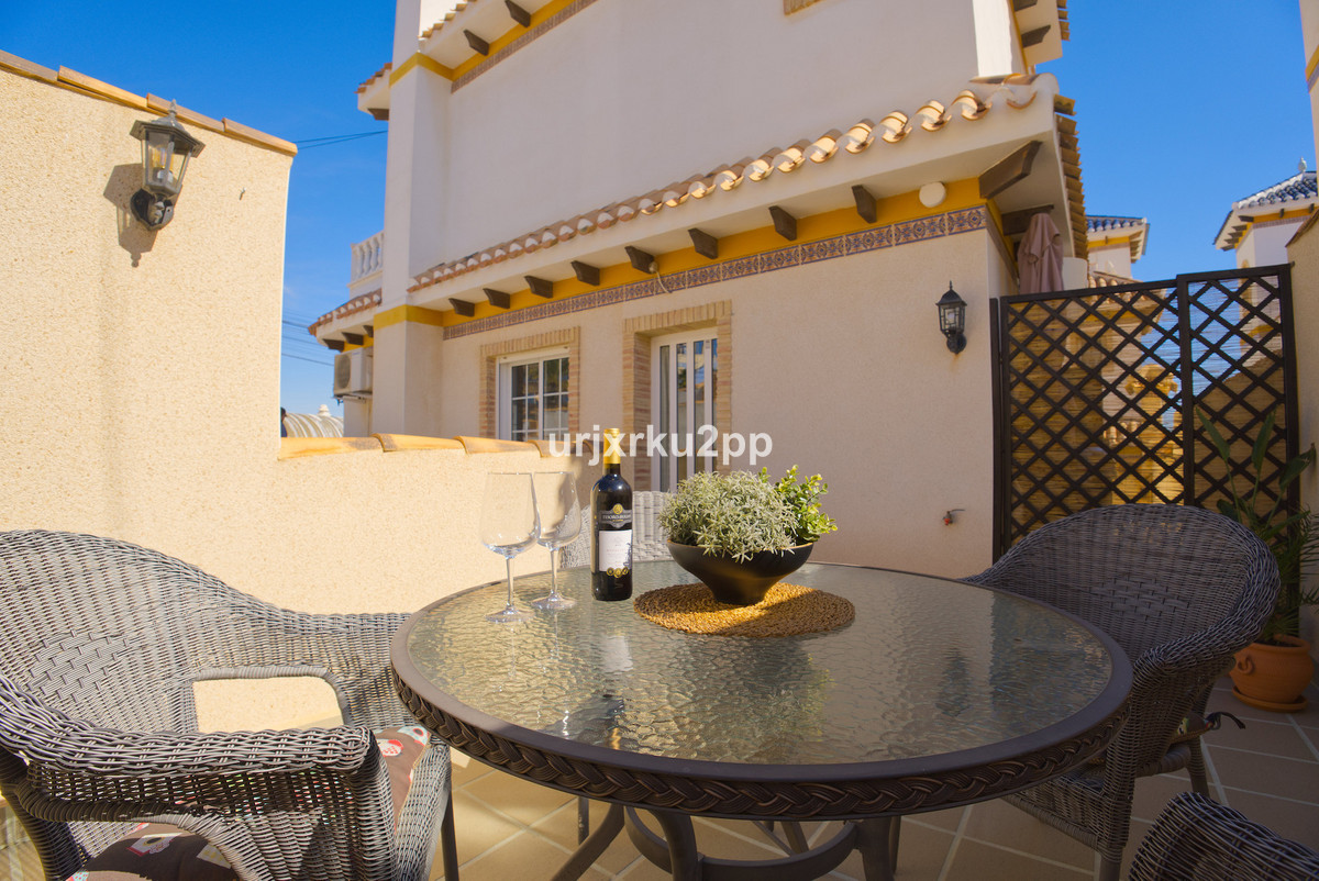 For sale - 3 Bedroom 2 Bathroom House - Detached Villa in Torrevieja - Torrevieja Centro  - Alicante