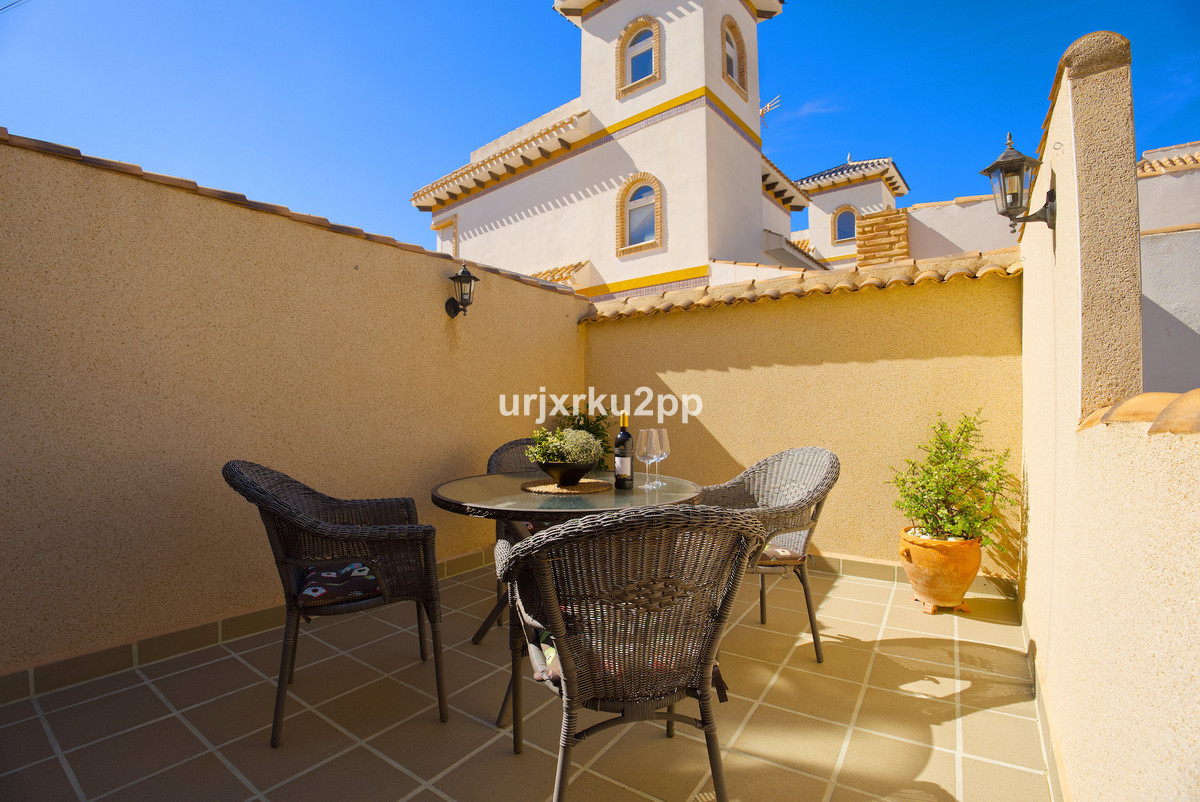 For sale - 3 Bedroom 2 Bathroom House - Detached Villa in Torrevieja - Torrevieja Centro  - Alicante