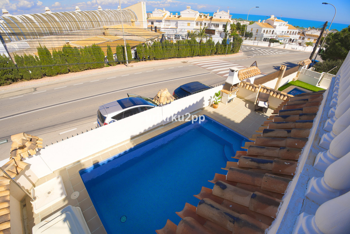 For sale - 3 Bedroom 2 Bathroom House - Detached Villa in Torrevieja - Torrevieja Centro  - Alicante