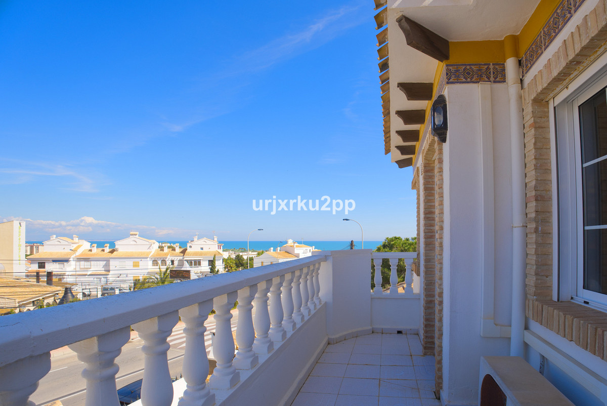 For sale - 3 Bedroom 2 Bathroom House - Detached Villa in Torrevieja - Torrevieja Centro  - Alicante
