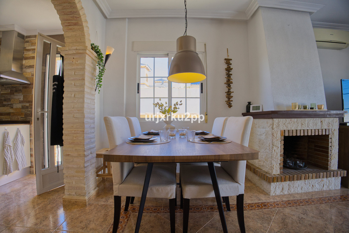 For sale - 3 Bedroom 2 Bathroom House - Detached Villa in Torrevieja - Torrevieja Centro  - Alicante