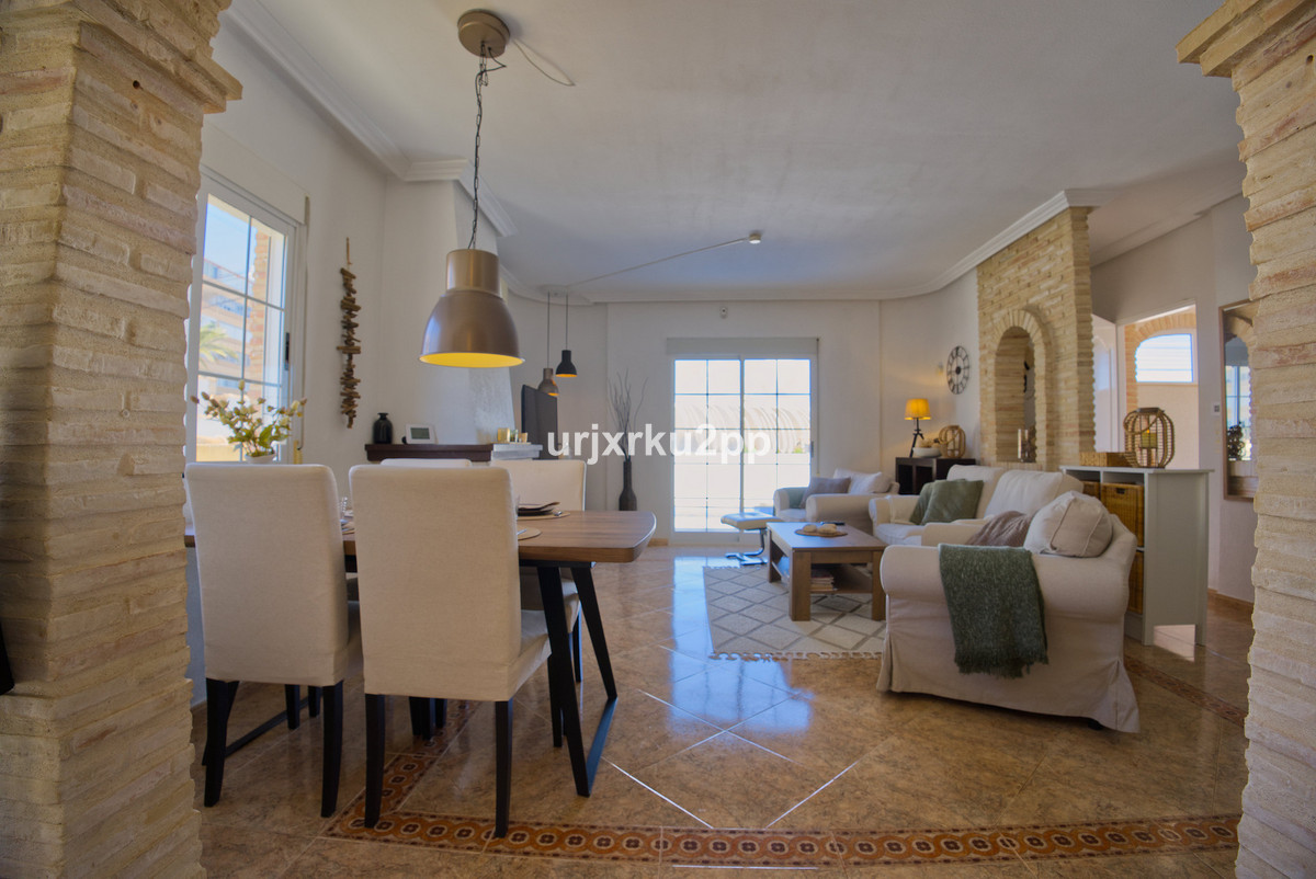 For sale - 3 Bedroom 2 Bathroom House - Detached Villa in Torrevieja - Torrevieja Centro  - Alicante