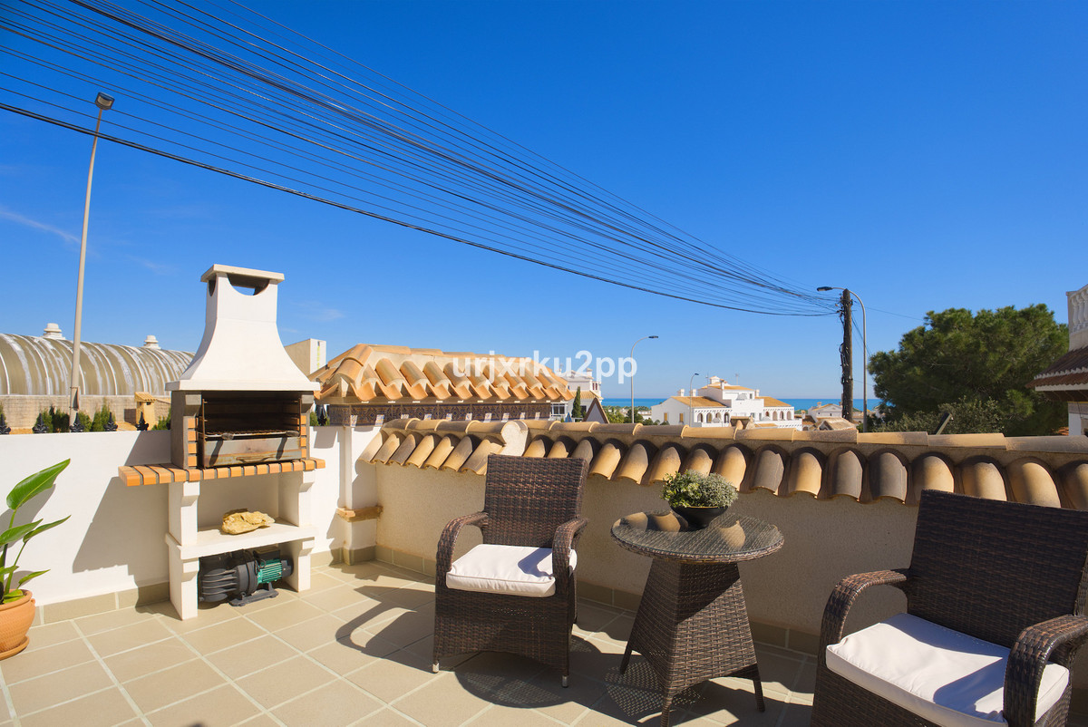 For sale - 3 Bedroom 2 Bathroom House - Detached Villa in Torrevieja - Torrevieja Centro  - Alicante
