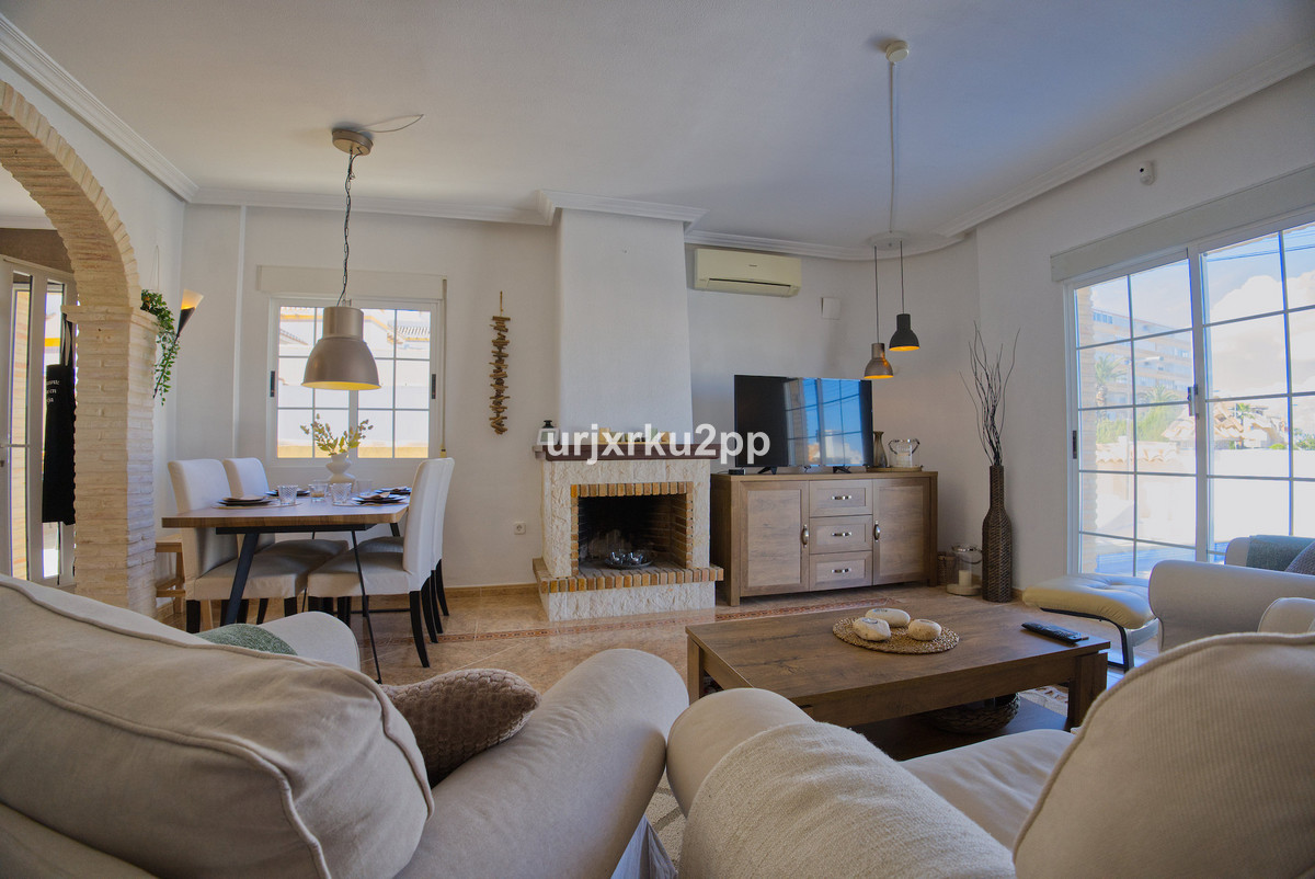 For sale - 3 Bedroom 2 Bathroom House - Detached Villa in Torrevieja - Torrevieja Centro  - Alicante