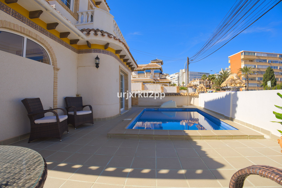For sale - 3 Bedroom 2 Bathroom House - Detached Villa in Torrevieja - Torrevieja Centro  - Alicante