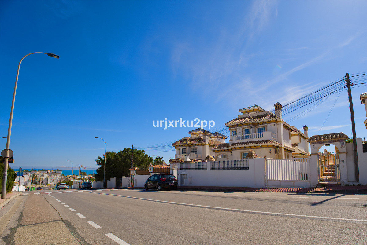 For sale - 3 Bedroom 2 Bathroom House - Detached Villa in Torrevieja - Torrevieja Centro  - Alicante