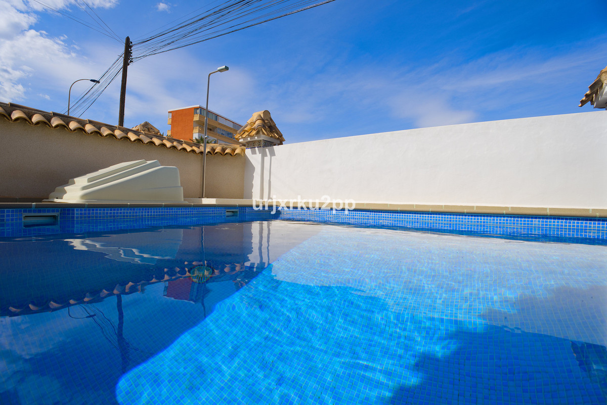 For sale - 3 Bedroom 2 Bathroom House - Detached Villa in Torrevieja - Torrevieja Centro  - Alicante