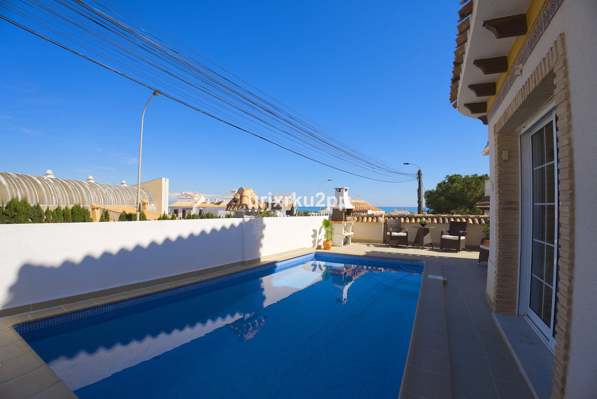For sale - 3 Bedroom 2 Bathroom House - Detached Villa in Torrevieja - Torrevieja Centro  - Alicante